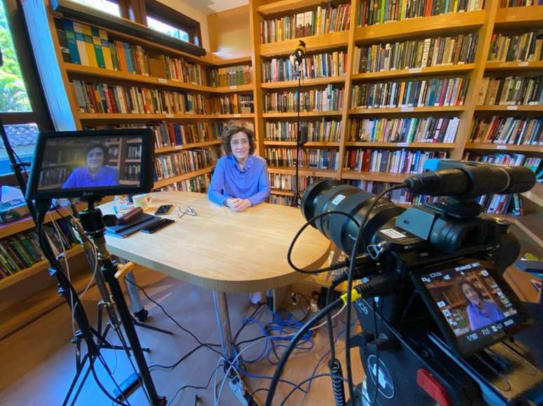 Miriam Leitão em preparação para entrar ao vivo na Globo