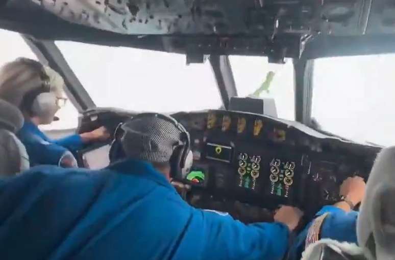 Avião tem turbulência extrema ao atravessar furacão Melissa
