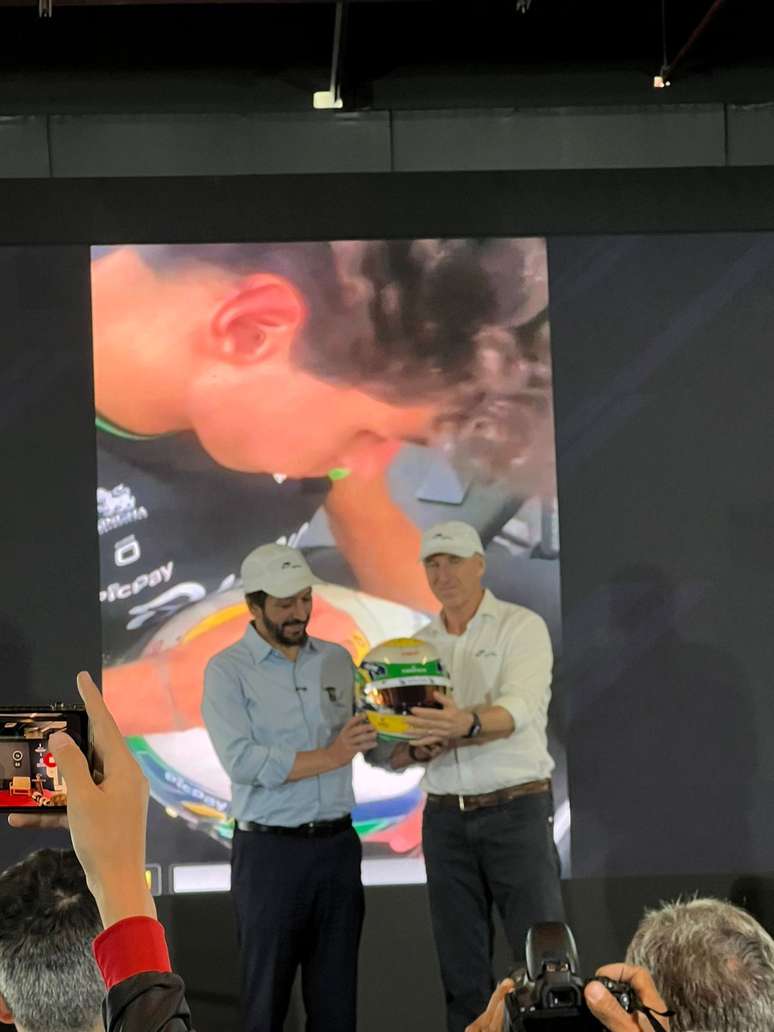 Prefeito Ricardo Nunes recebe capacete de Gabriel Bortoleto 