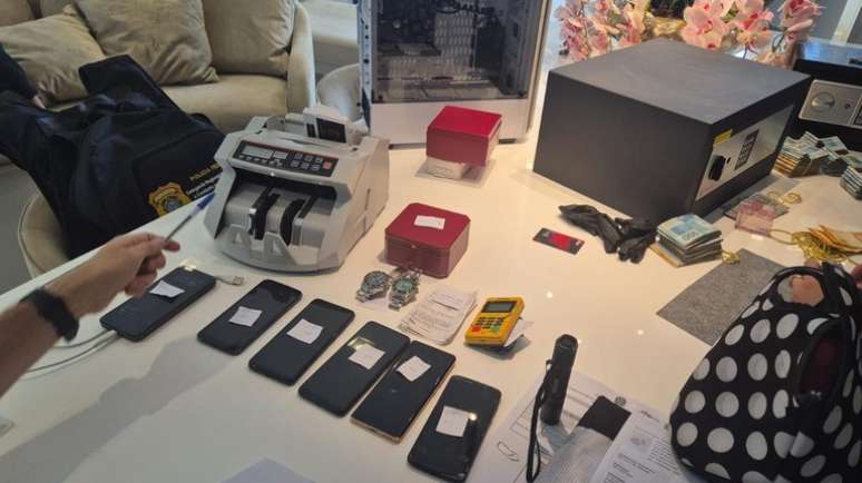 Agentes cumprem cinco mandados de prisão preventiva e 23 mandados de busca e apreensão