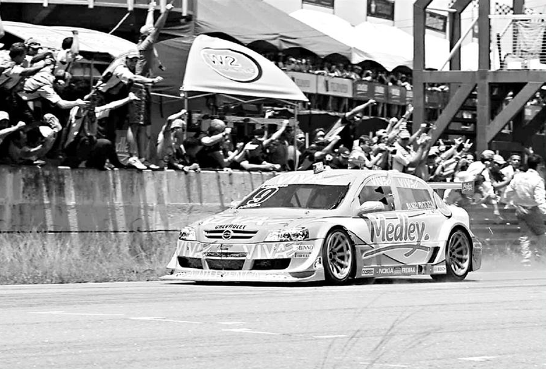 Losacco comemorando seu t&iacute;tulo em Interlagos