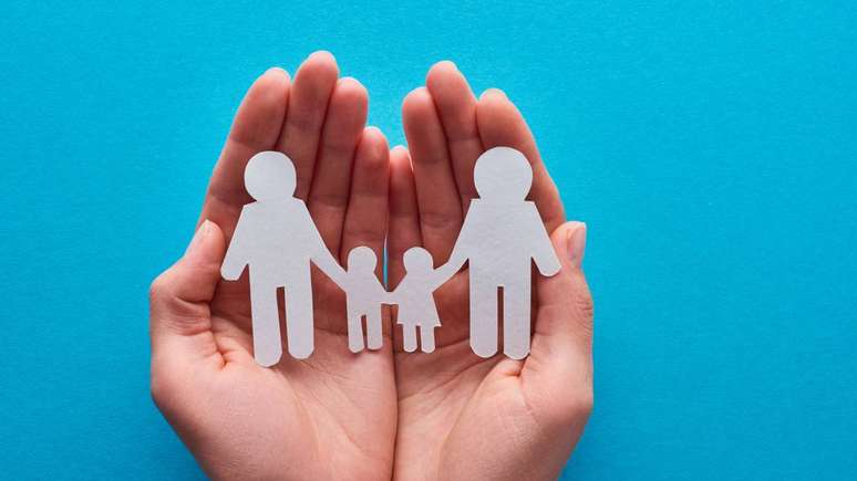 Avanços legais e decisões do STF consolidam a adoção por casais homoafetivos como um passo essencial para a inclusão e a igualdade nas famílias brasileiras – depositphotos.com / VadimVasenin