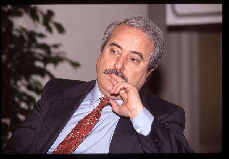 Giovanni Falcone (em foto tirada em 1990) foi assassinado em 1992 quando investigava o grupo mafioso Cosa Nostra