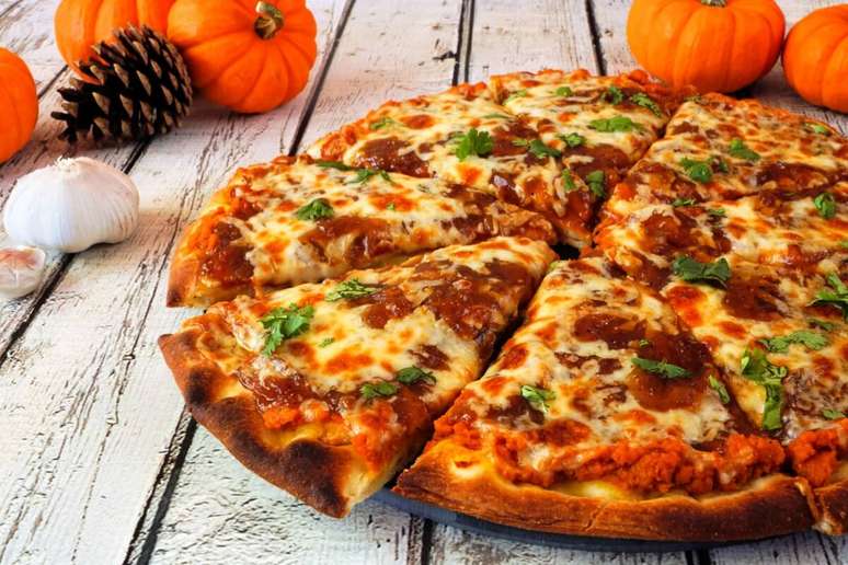 Pizza de ab&oacute;bora com queijo e cebola caramelizada 