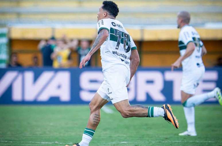 Wallisson comemora gol da vit&oacute;ria pelo Coxa &ndash;