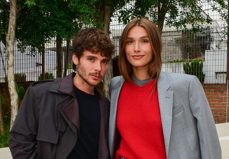 Sasha proves that a gray suit is the epitome of understated luxury Sasha proves that a gray suit is the epitome of understated luxury