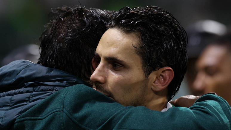 O t&eacute;cnico Abel Ferreira e o jogador Raphael Veiga (D), da SE Palmeiras, comemoram a classifica&ccedil;&atilde;o para a final da Copa Libertadores, ap&oacute;s partida v&aacute;lida pela semi final, volta, contra a equipe da Liga Desportiva Universitaria, na arena Allianz Parque. (