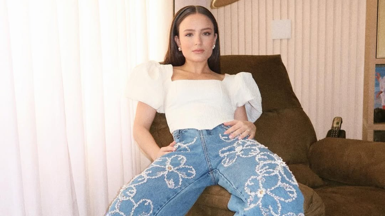 Larissa Manoela demonstrates the trendy look of embroidered jeans Larissa Manoela demonstrates the trendy look of embroidered jeans