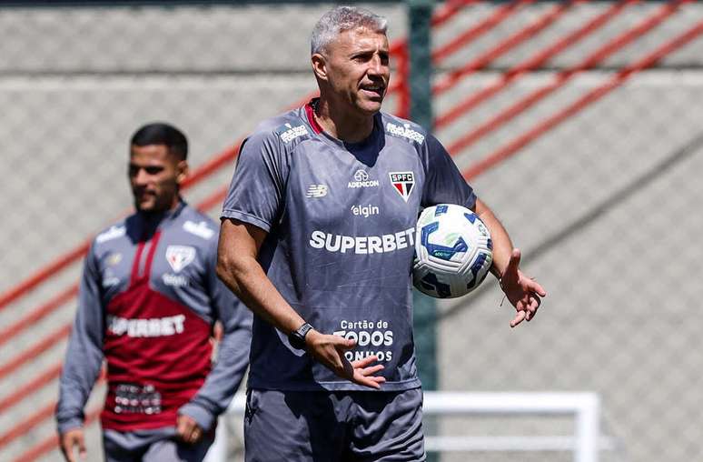 Crespo tem a dura miss&atilde;o de organizar o S&atilde;o Paulo em meio aos constantes problemas f&iacute;sicos &ndash;