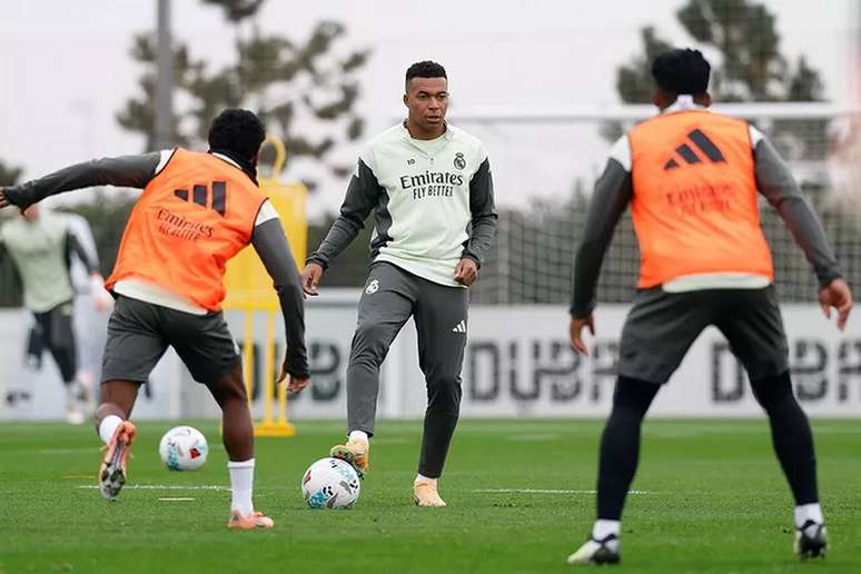 Mbapp&eacute; durante treinamento do Real Madrid &ndash;