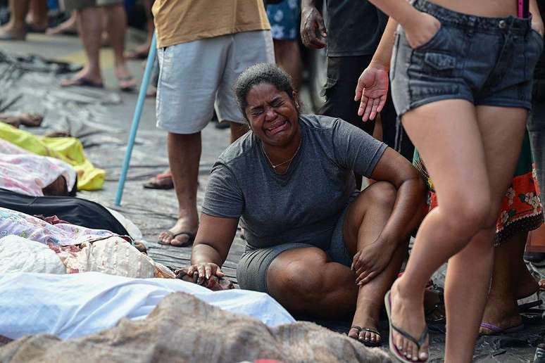 Mais de 50 corpos foram retirados da mata e levados para uma pra&ccedil;a por moradores da regi&atilde;o