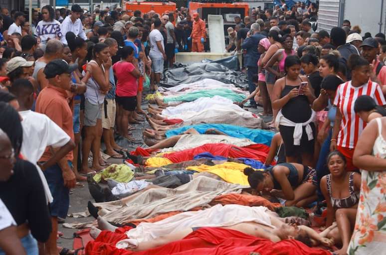 PKRIO 29/10/2025 - RIO DE JANEIRO / CORPOS - Corpos de mortos da megaoperacao de ontem dia 28, em rua na penha, zona norte do Rio de Janeiro. Foto Pedro Kirilos/Estadão