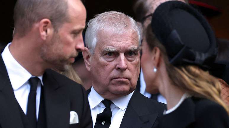 A ex-correspondente de assuntos reais da BBC afirmou que o pr&iacute;ncipe William teria incentivado o pai a agir contra Andrew