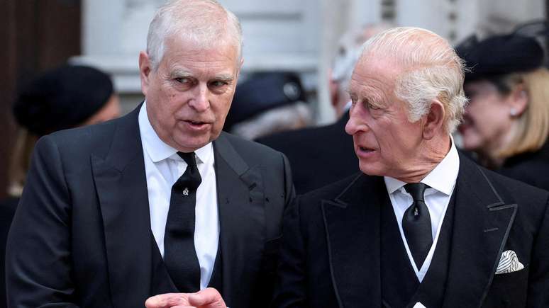 Andrew n&atilde;o se op&ocirc;s &agrave; decis&atilde;o do rei de retirar seus t&iacute;tulos