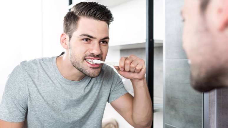 Com simples ajustes na rotina, como usar escova macia e controlar o tempo da escova&ccedil;&atilde;o, &eacute; poss&iacute;vel manter um sorriso saud&aacute;vel e resistente &ndash; depositphotos.com / AllaSerebrina