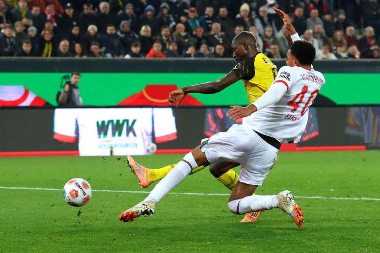Momento do gol marcado por Guirassy na vit&oacute;ria do Borussia Dortmund sobre o Augsburg &ndash;