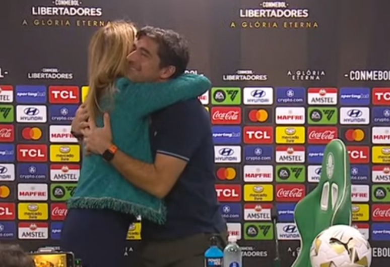 Leila invade coletiva com Abel: 'Esse homem sabe o que faz'