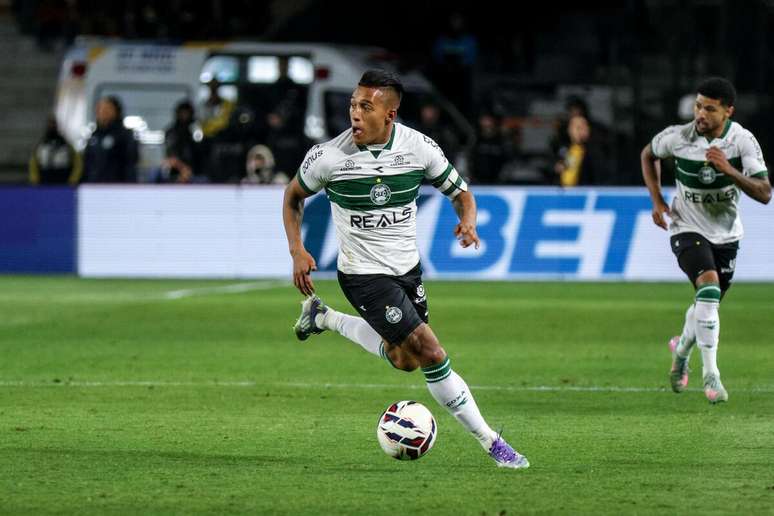 Gomez (Coritiba) durante jogo contra o Athletico-PR, no dia 19.10.2025 