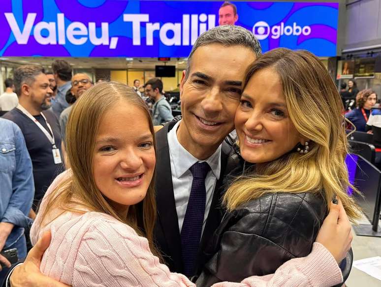 C&eacute;sar Tralli recebe o carinho de Ticiane Pinheiro e de Rafa Justus na despedida do Jornal Hoje