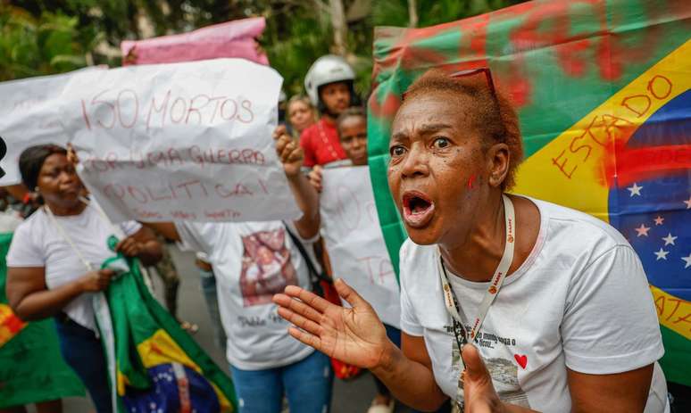 Horrorizadas, m&atilde;es e moradores fizeram protestos contra a a&ccedil;&atilde;o policial nos complexos da Penha e do Alem&atilde;o, no Rio de Janeiro.