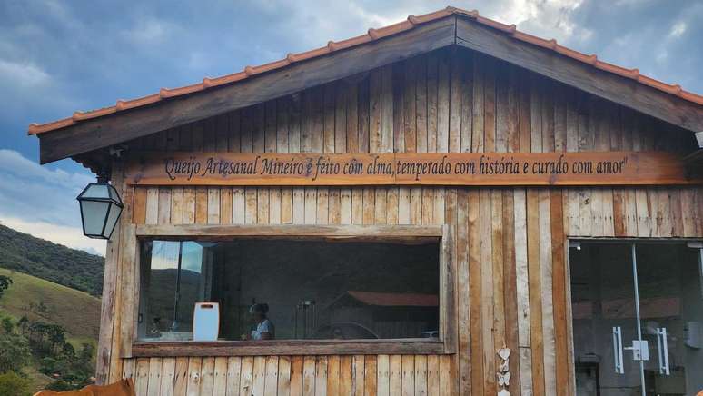 Bianca Lamenha's phrase decorates the place where the cheeses are produced