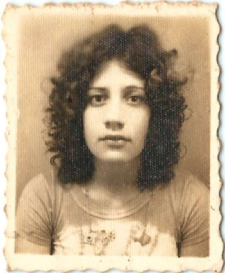 Miriam Leitão posa para fotografia 3x4 