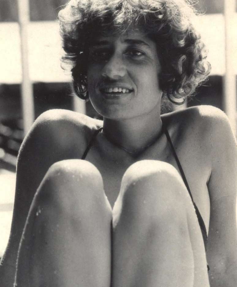 Miriam Leitão, durante juventude, tomando banho de sol 