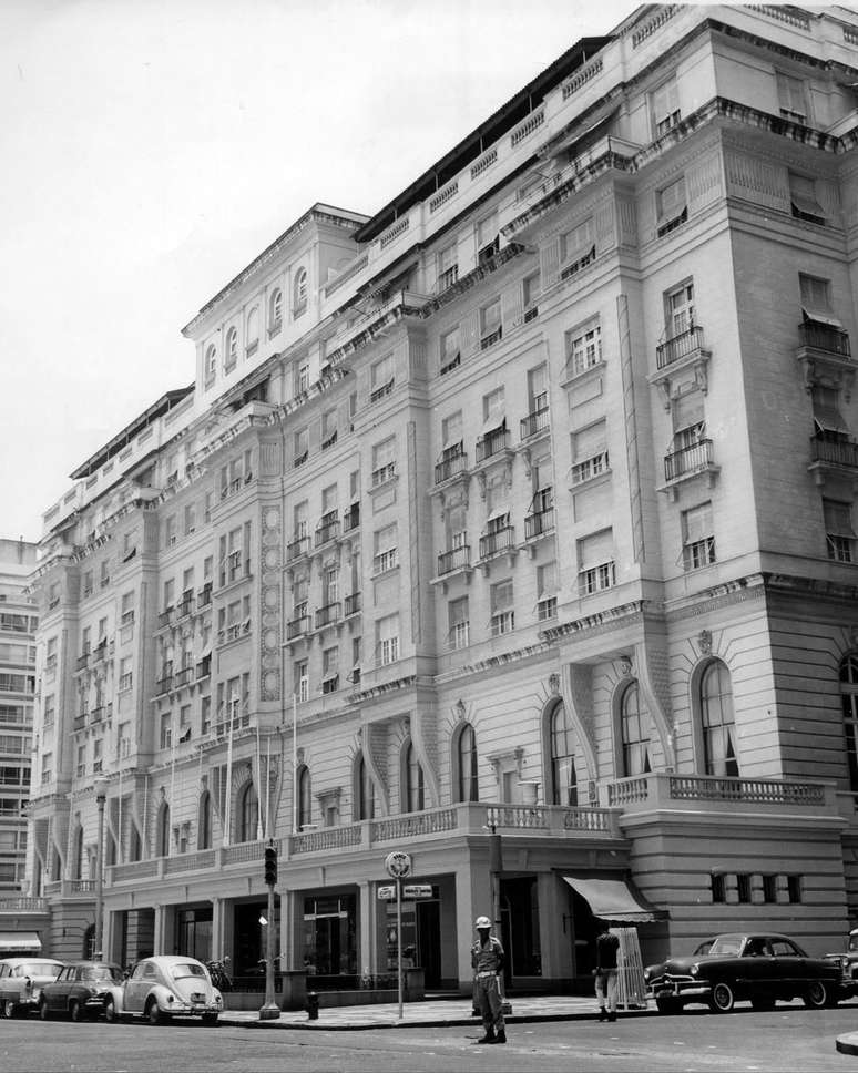 Desde 1923, a icônica fachada do Copacabana Palace é símbolo de charme e elegância no Rio de Janeiro. 