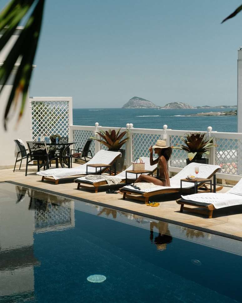 Vista da piscina do Copacabana Palace, no Rio de Janeiro, dá para para