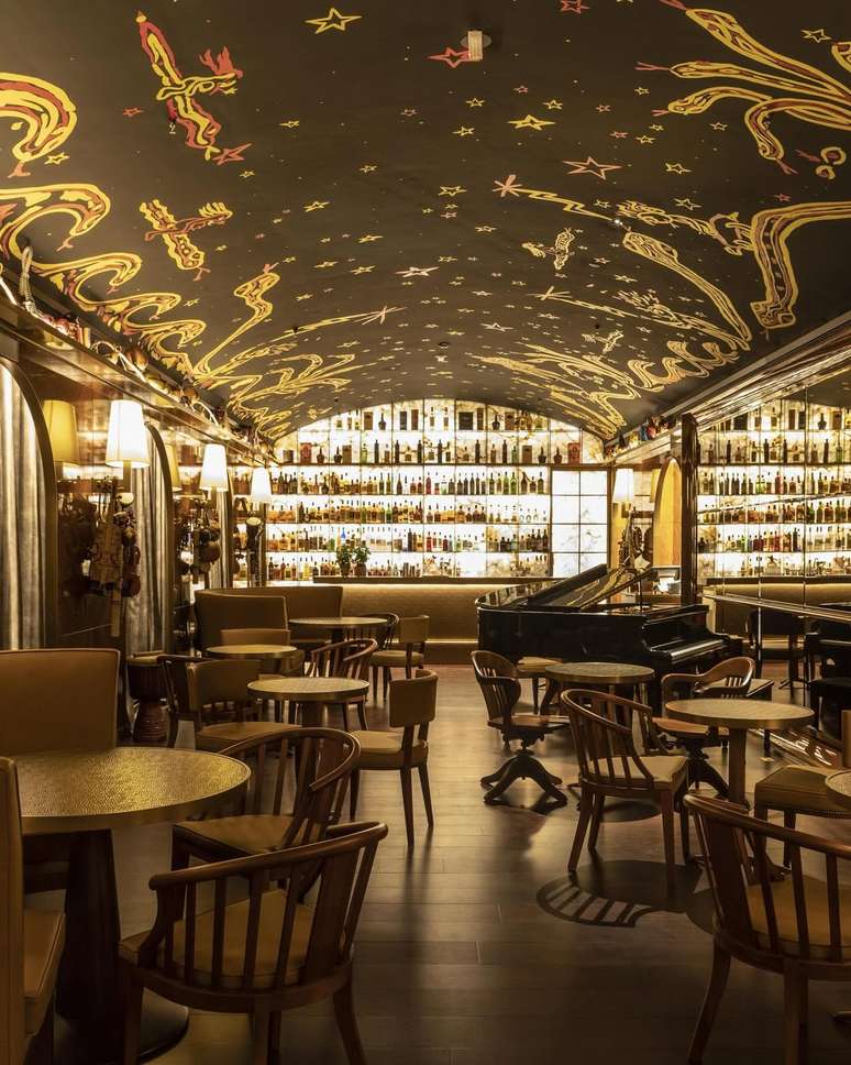 Teto do Rabo di Galo, no Rosewood São Paulo, foi pintado à mão pelo artista Cabelo ao longo de mais de 68 horas.