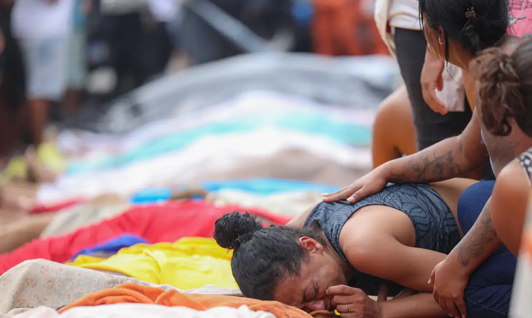 Moradores alegam que retiraram as roupas das v&iacute;timas para tentar reconhecer decapitados ou com o rosto desfigurado, identificando ferimentos e sinais particulares.