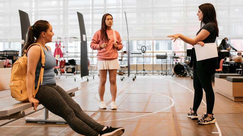 Sammi Cannold (&agrave; direita) s&oacute; conseguiu falar com Safi depois que ele obteve um telefone secreto no cativeiro