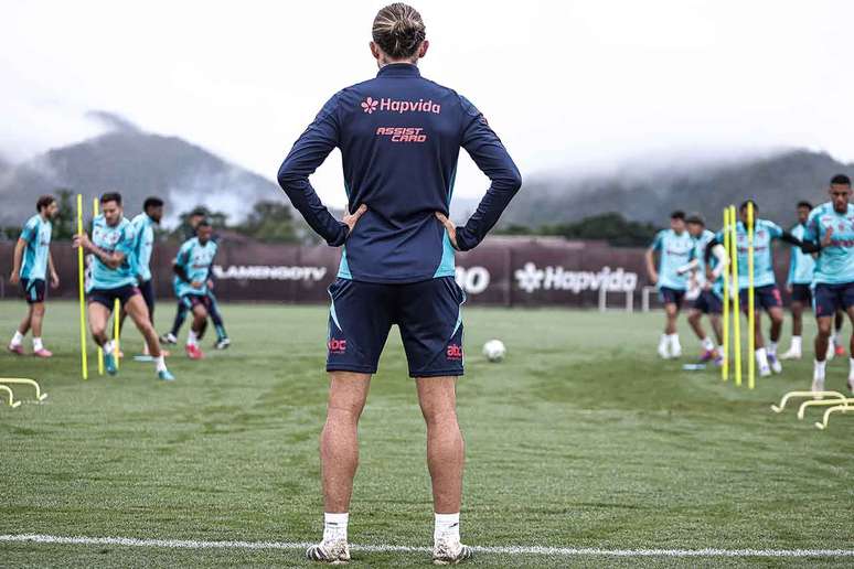 Filipe Lu&iacute;s observa treino do Flamengo no Ninho do Urubu &ndash;