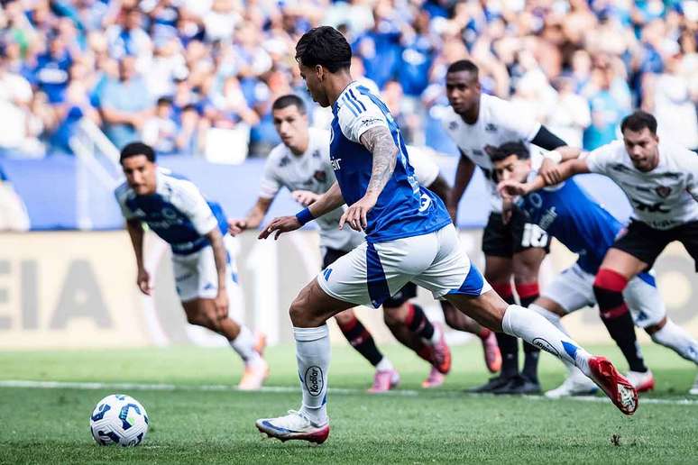 Kaio Jorge converte cobran&ccedil;a de p&ecirc;nalti e abre o caminho para o triunfo da Raposa &ndash;