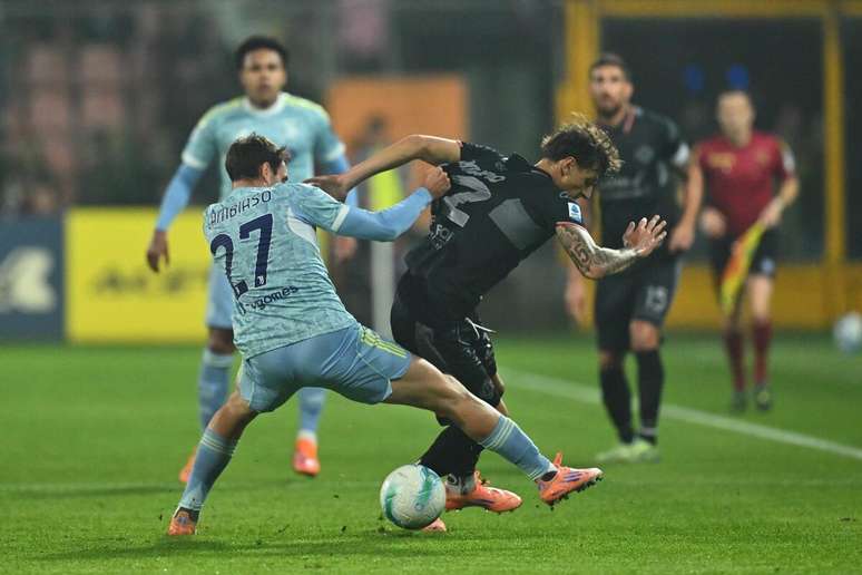 Romano Floriani Mussolini, da Cremonese, em disputa de bola com Andrea Cambiaso, da Juventus &ndash;