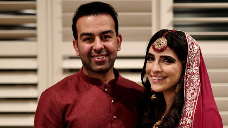 O reencontro mostra o casal se abra&ccedil;ando ao lado de um carro, ele de shalwar kameez branco e ela com roupa estampada