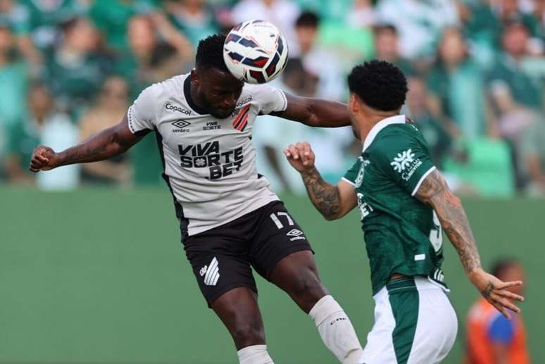 Goi&aacute;s e Athletico-PR travaram duelo disputado no est&aacute;dio da Serrinha, em Goi&acirc;nia &ndash;