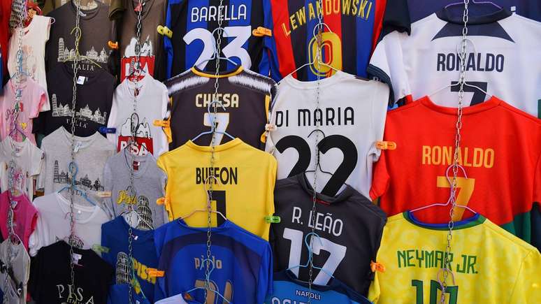 Modelos retr&ocirc;, edi&ccedil;&otilde;es comemorativas e designs inovadores celebram marcos hist&oacute;ricos e aproximam f&atilde;s da cultura do clube &ndash; depositphotos.com / b_deboer.icloud.com