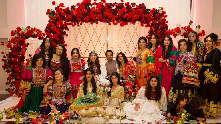 O casal celebrou uma cerim&ocirc;nia mista, que uniu tradi&ccedil;&otilde;es afeg&atilde;s, judaicas e teatrais