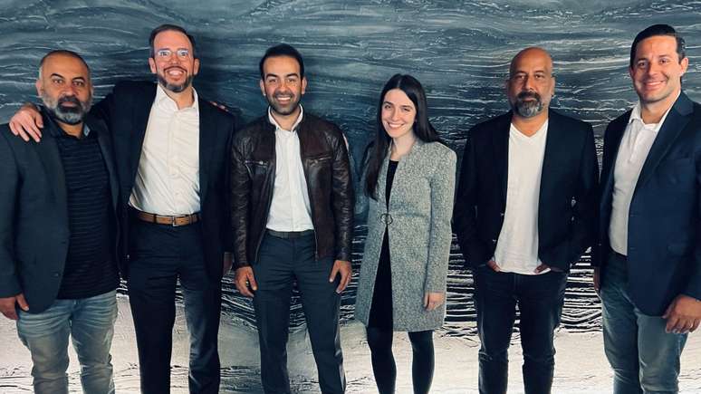 Eles tamb&eacute;m aparecem ao lado da equipe que ajudou a tir&aacute;-lo do Afeganist&atilde;o