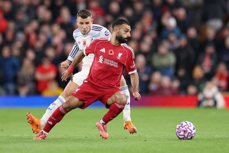 Mohamed Salah em disputa de bola com Lucas Digne, do Aston Villa &ndash;