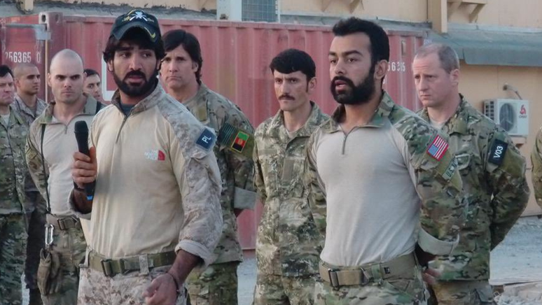 Safi Rauf nasceu em um campo de refugiados e mudou-se para os Estados Unidos em 2010, onde serviu na Marinha como m&eacute;dico, linguista e assessor cultural do Ex&eacute;rcito americano no Afeganist&atilde;o