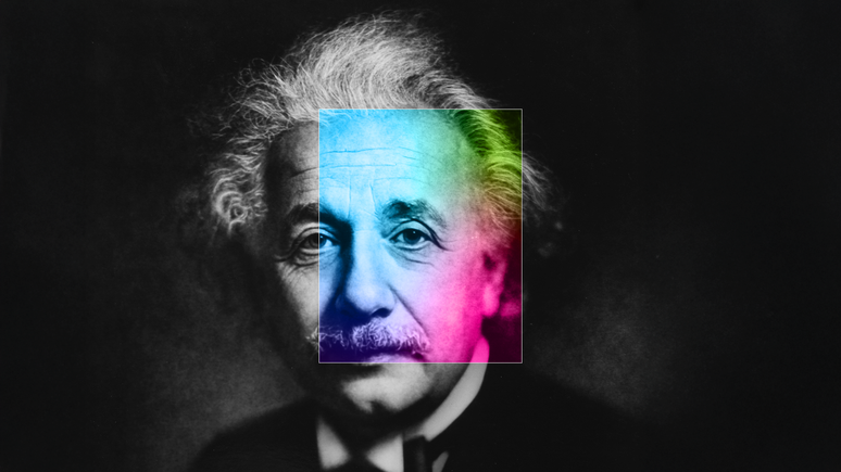 Retrato em preto e branco de Albert Einstein, com um quadrado vívido de cores do espectro de luz sobreposto à imagem