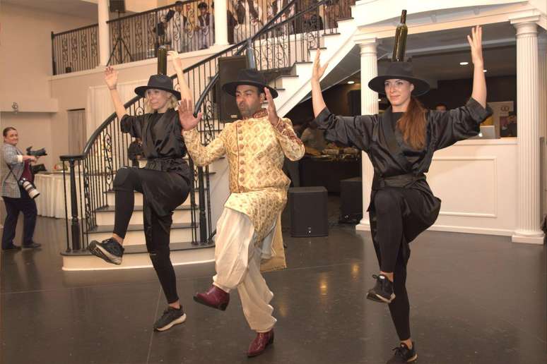 Rauf ficou fascinado pelos musicais e pela cultura que Cannold lhe apresentou. Aqui, recria a cena da dan&ccedil;a das garrafas do musical O Violinista no Telhado.