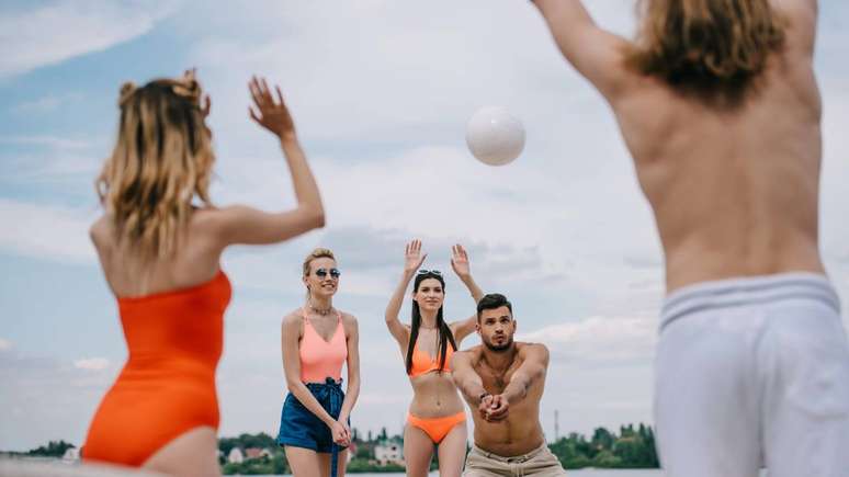 A dinâmica coletiva e o espírito de cooperação característicos do vôlei ajudam a criar ambientes menos excludentes – depositphotos.com / ArturVerkhovetskiy