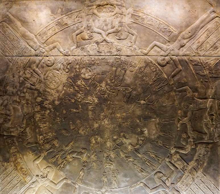 O Zod&iacute;aco de Dendera encontra-se atualmente no Louvre, mas a inaugura&ccedil;&atilde;o do Grande Museu Eg&iacute;pcio renovou os apelos para que seja devolvido.