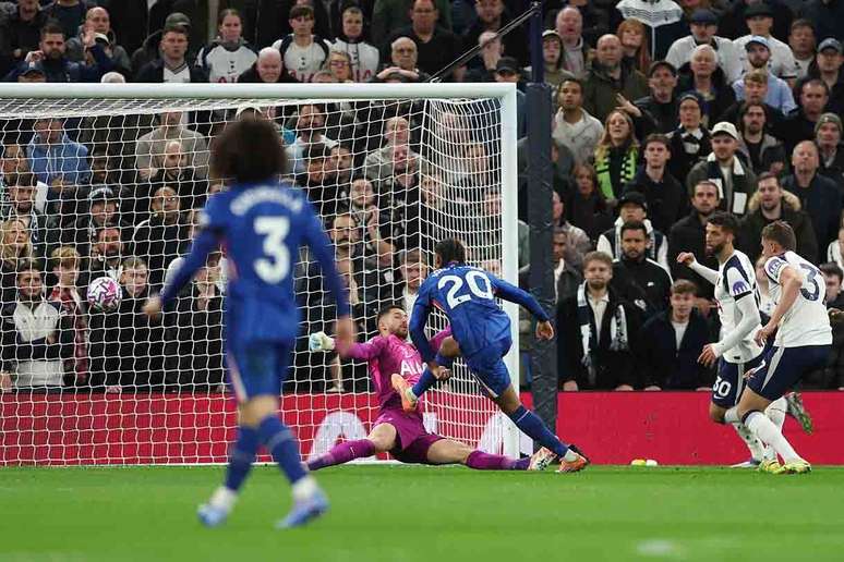 Jo&atilde;o Pedro foi o grande destaque do Chelsea na vit&oacute;ria sobre o Tottenham &ndash;