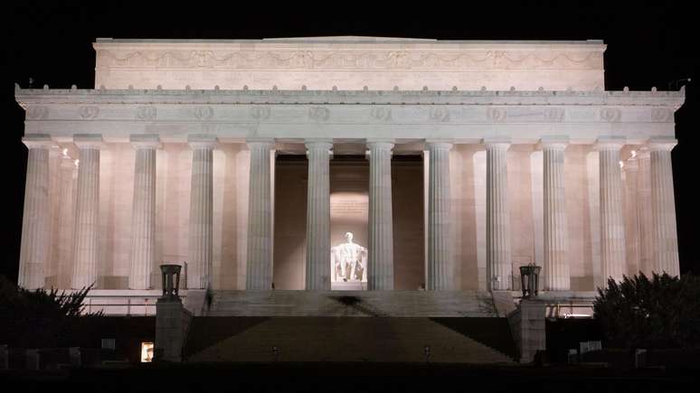 O romance come&ccedil;ou enquanto caminhavam juntos at&eacute; o Memorial Lincoln, em Washington
