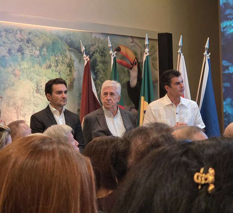 O ministro do Turismo, Celso Sabino, o presidente da rede Vila Galé, Jorge Rebelo de Almeida, e o governador do Pará, Helder Barbalho (MDB) participam de evento em Belém