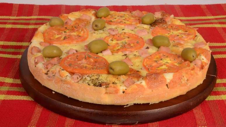 Massa de pizza sem gl&uacute;ten &ndash; Foto: Kelly Guerra